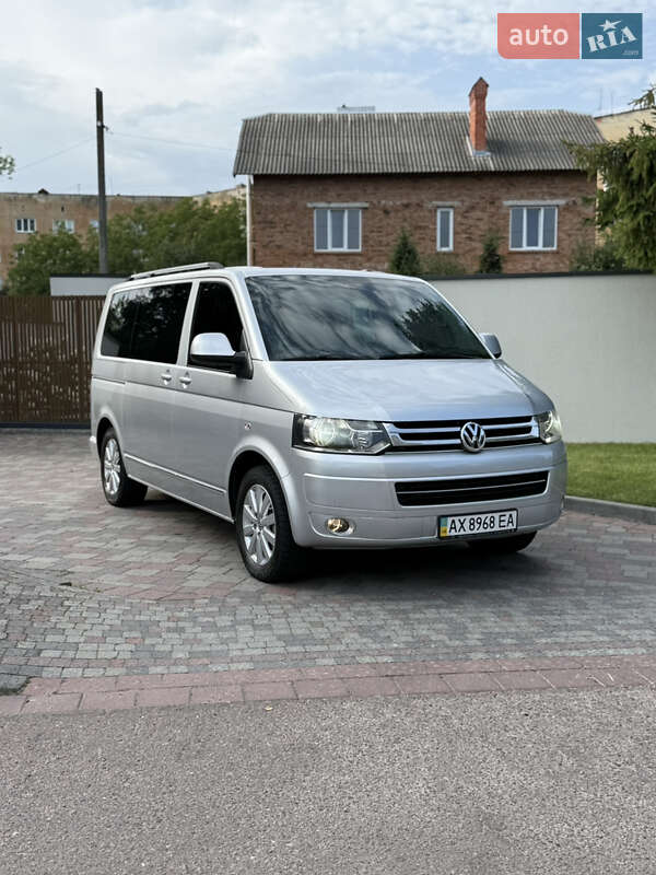 Мінівен Volkswagen Multivan 2011 в 