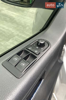 Мінівен Volkswagen Multivan 2012 в  фото 10 Мінівен Volkswagen Multivan 2012 в