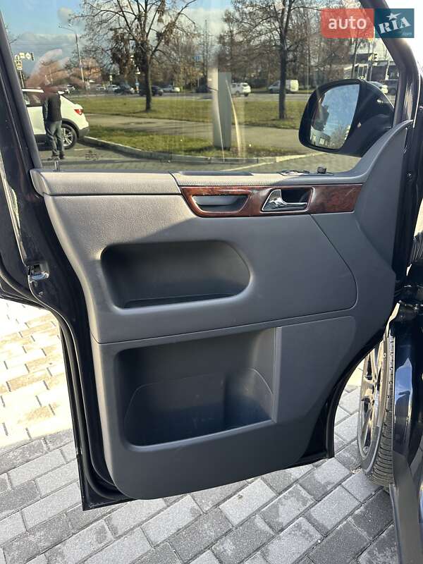 Минивэн Volkswagen Multivan 2011 в Киеве