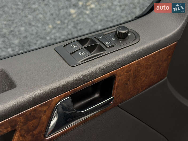 Минивэн Volkswagen Multivan 2011 в Стрые