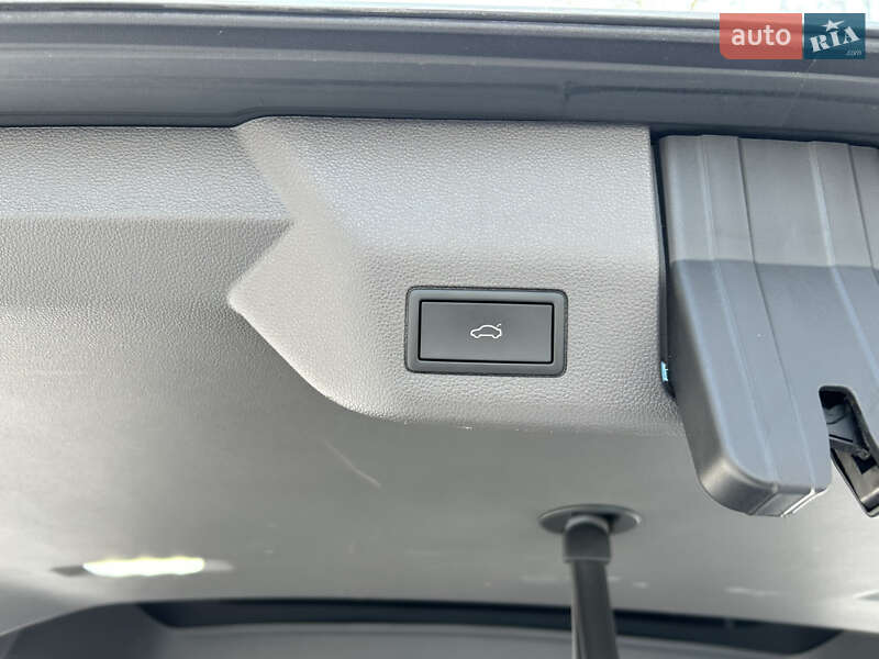 Минивэн Volkswagen Multivan 2023 в Киеве