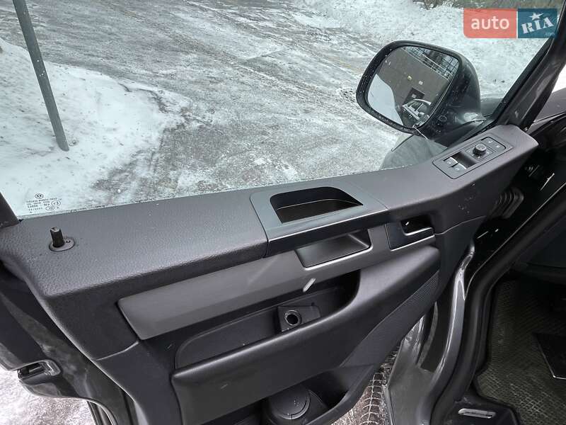 Минивэн Volkswagen Multivan 2018 в Киеве фото 28 Минивэн Volkswagen Multivan 2018 в Киеве