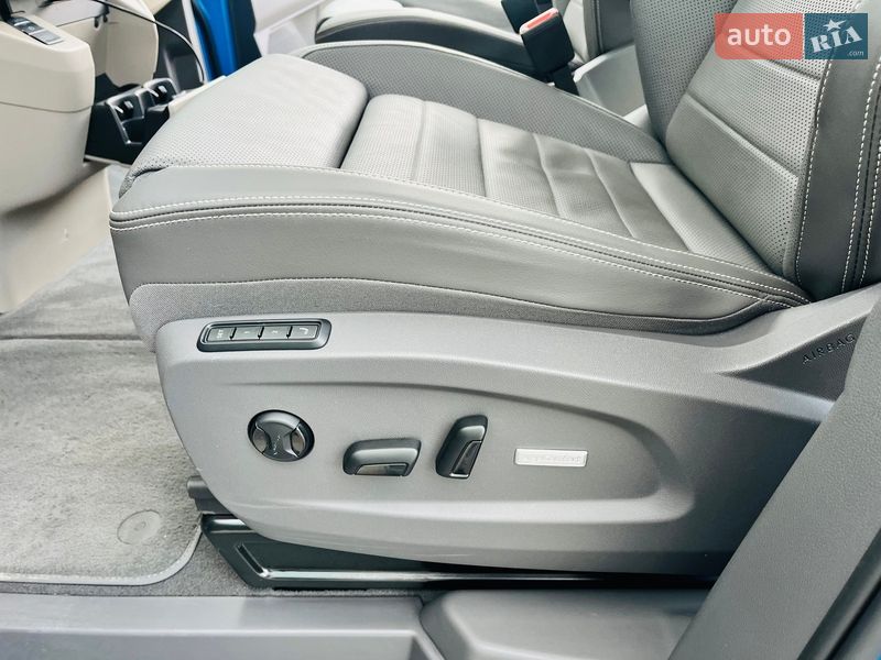 Минивэн Volkswagen Multivan 2023 в Киеве