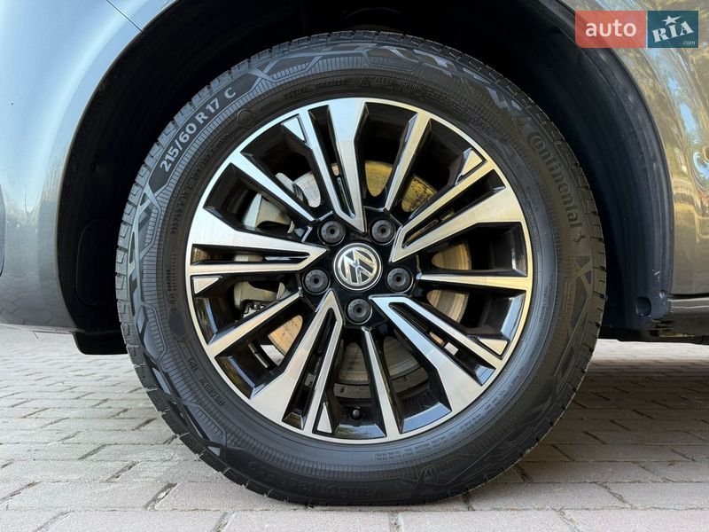 Минивэн Volkswagen Multivan 2023 в Киеве