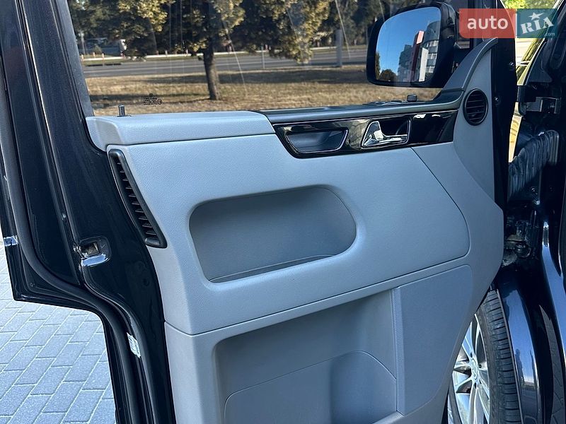 Минивэн Volkswagen Multivan 2008 в Киеве
