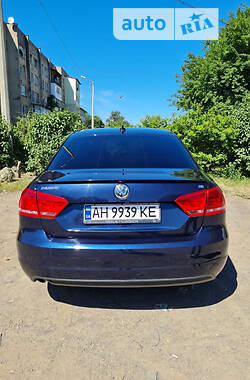Седан Volkswagen Passat B7 2013 в Ужгороде