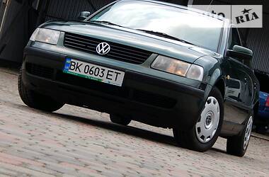 Седан Volkswagen Passat 1999 в Сарнах