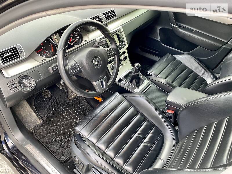 Універсал Volkswagen Passat 2012 в Дніпрі