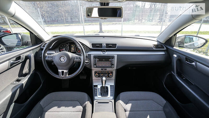 Седан Volkswagen Passat 2011 в Львове