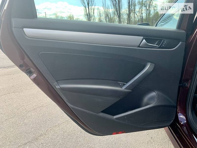 Седан Volkswagen Passat 2014 в Горішніх Плавнях