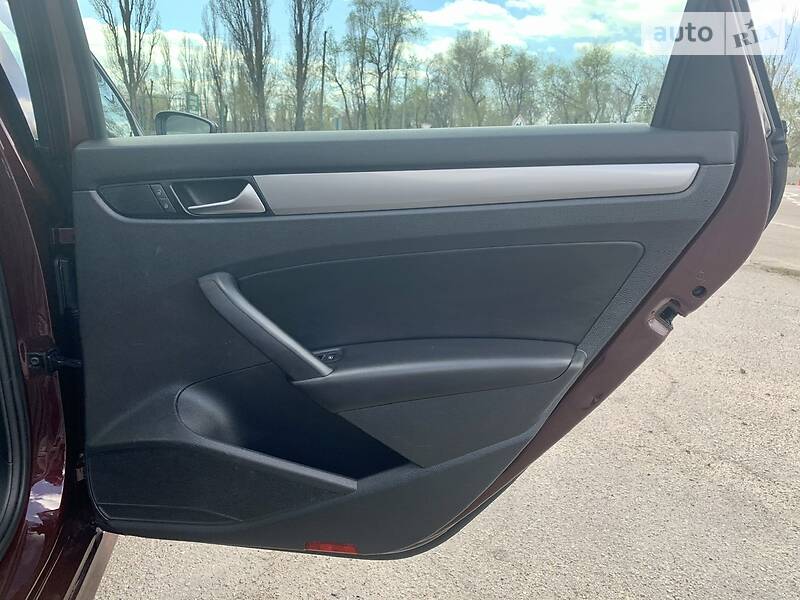 Седан Volkswagen Passat 2014 в Горішніх Плавнях