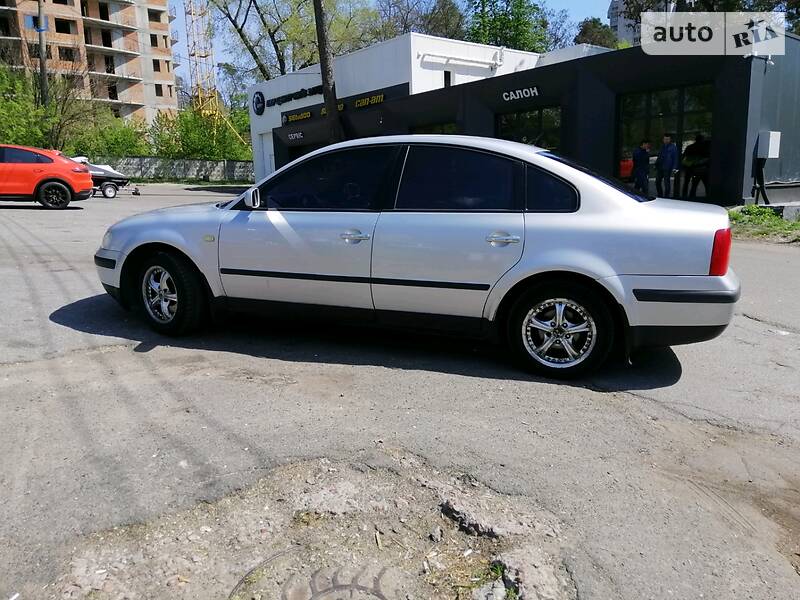 Седан Volkswagen Passat 1999 в Киеве