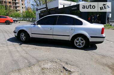 Седан Volkswagen Passat 1999 в 