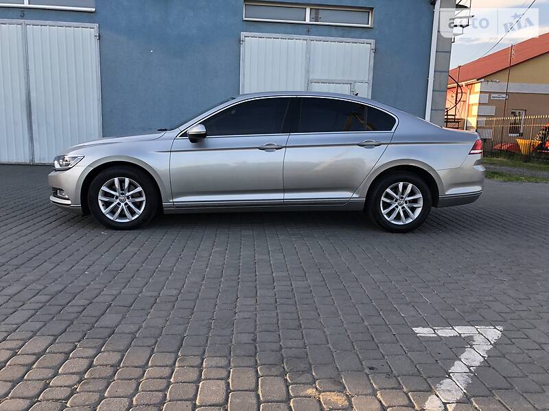 Седан Volkswagen Passat 2015 в Мукачевому