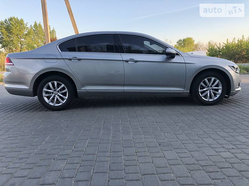 Седан Volkswagen Passat 2015 в Мукачевому