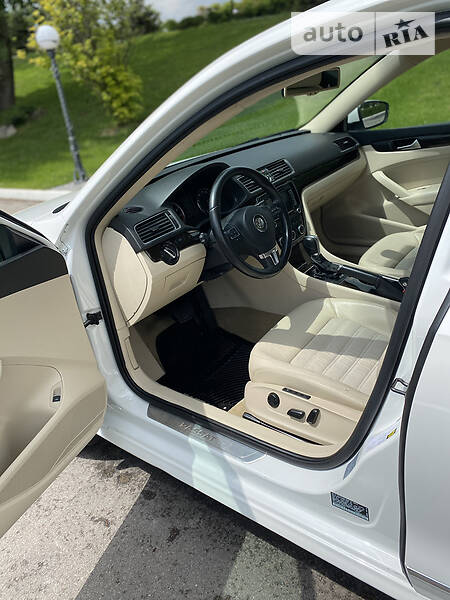 Седан Volkswagen Passat 2013 в Києві