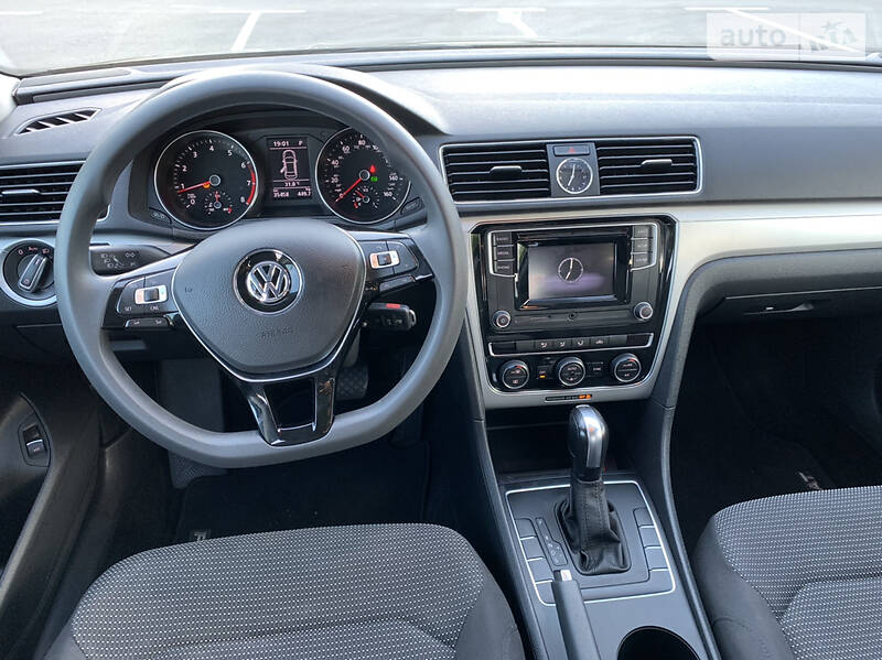 Седан Volkswagen Passat 2017 в Києві