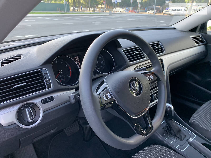 Седан Volkswagen Passat 2017 в Києві