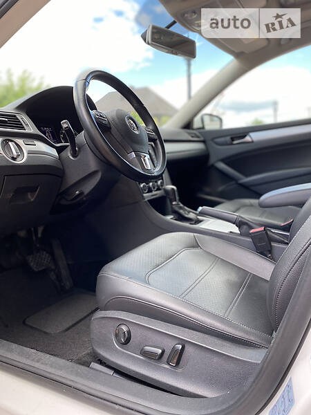 Седан Volkswagen Passat 2012 в Києві