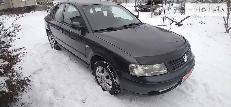 Седан Volkswagen Passat 2000 в Городке