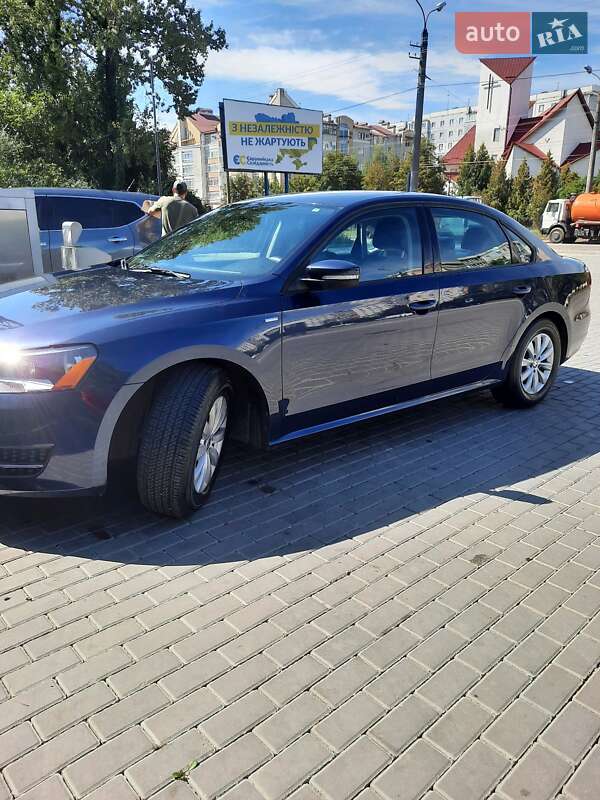 Седан Volkswagen Passat 2014 в Ивано-Франковске
