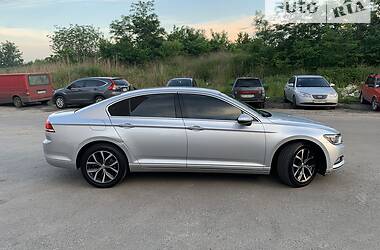 Седан Volkswagen Passat 2014 в Харкові