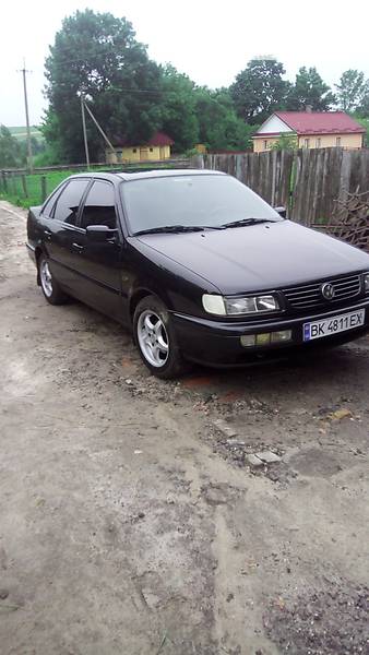 Седан Volkswagen Passat 1995 в Остроге