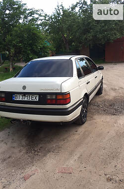 Седан Volkswagen Passat 1992 в Гадяче