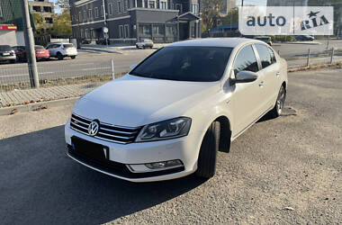 Седан Volkswagen Passat 2012 в Днепре