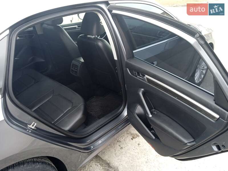 Седан Volkswagen Passat 2015 в Киеве