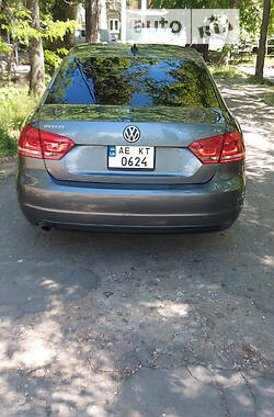 Седан Volkswagen Passat 2013 в Днепре
