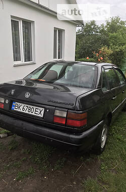 Седан Volkswagen Passat 1993 в Ровно