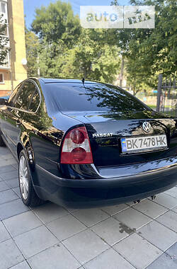 Седан Volkswagen Passat 2001 в Ровно