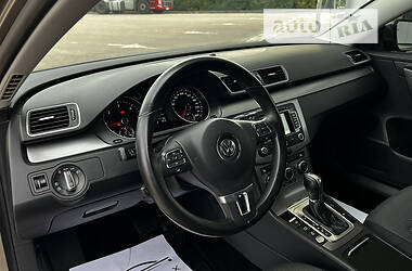 Седан Volkswagen Passat 2014 в Дрогобичі