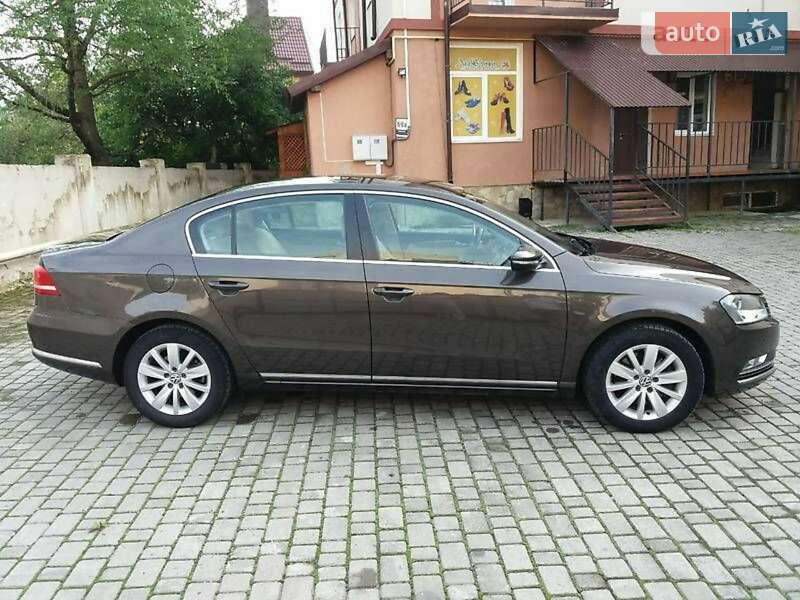 Седан Volkswagen Passat 2012 в Ивано-Франковске