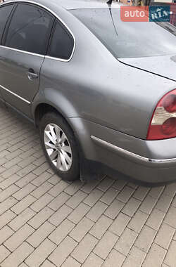 Седан Volkswagen Passat 2003 в Ужгороді