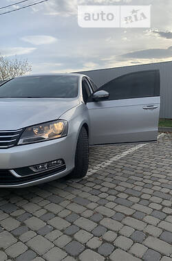 Седан Volkswagen Passat 2012 в Ивано-Франковске