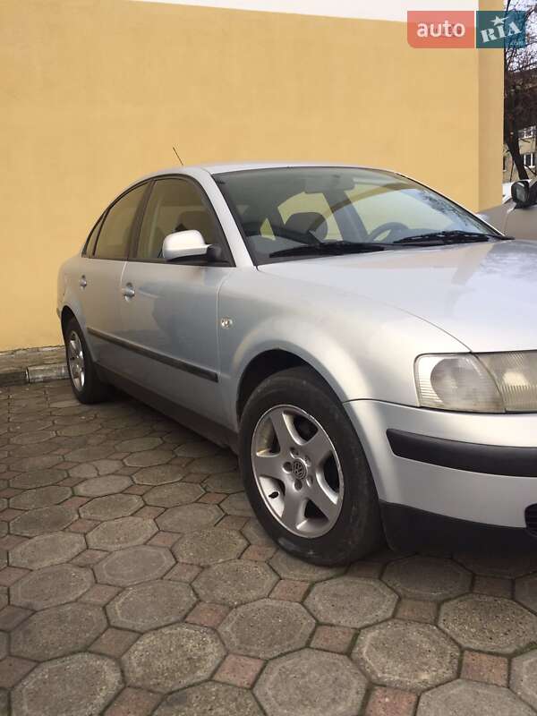 Седан Volkswagen Passat 1998 в Стрые