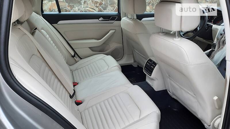 Седан Volkswagen Passat 2015 в Львові