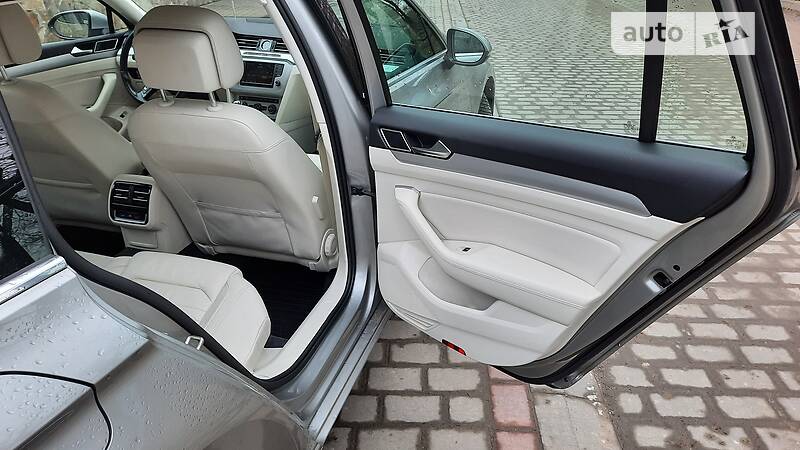 Седан Volkswagen Passat 2015 в Львові