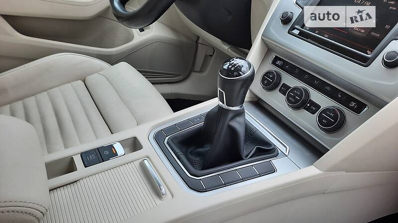 Седан Volkswagen Passat 2015 в Львові