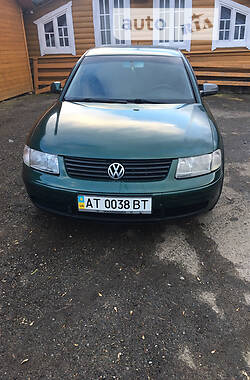 Седан Volkswagen Passat 2000 в Верховине