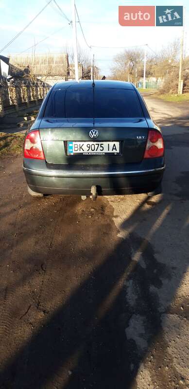 Седан Volkswagen Passat 2004 в Млиніві
