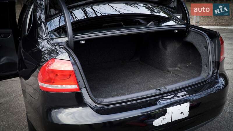 Седан Volkswagen Passat 2012 в Києві