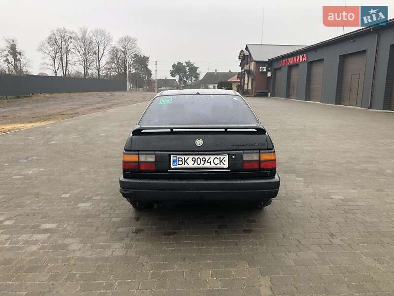 Седан Volkswagen Passat 1991 в Сарнах