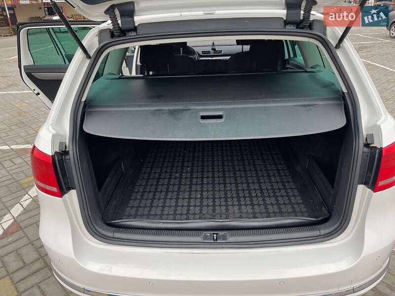 Універсал Volkswagen Passat 2012 в Житомирі