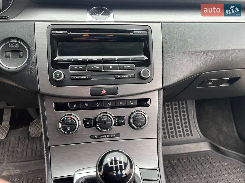 Універсал Volkswagen Passat 2012 в Житомирі