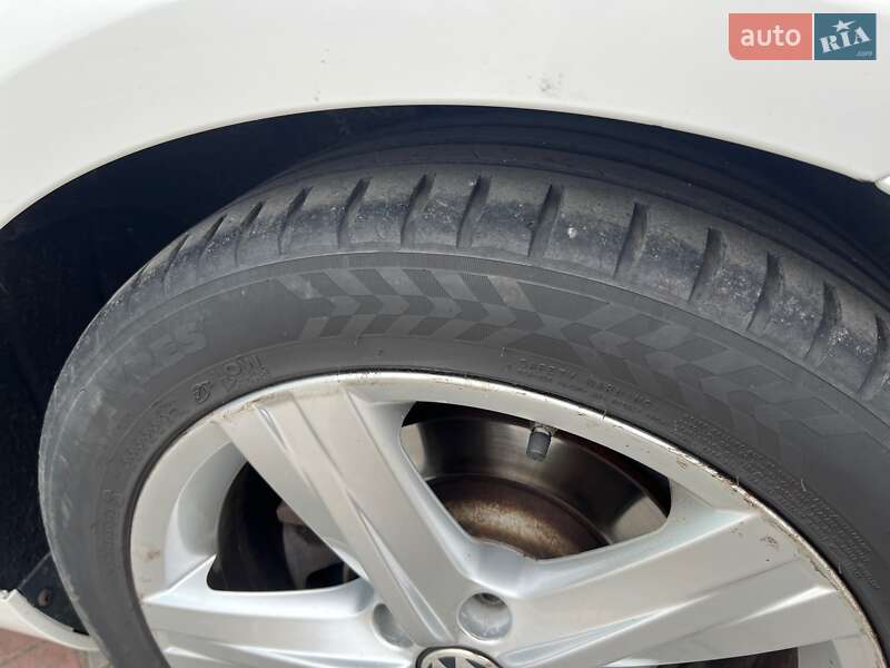 Універсал Volkswagen Passat 2012 в Житомирі