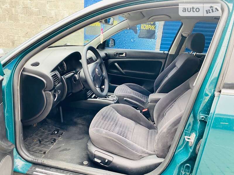 Седан Volkswagen Passat 2001 в Долине