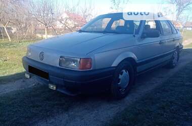 Седан Volkswagen Passat 1988 в Монастыриске
